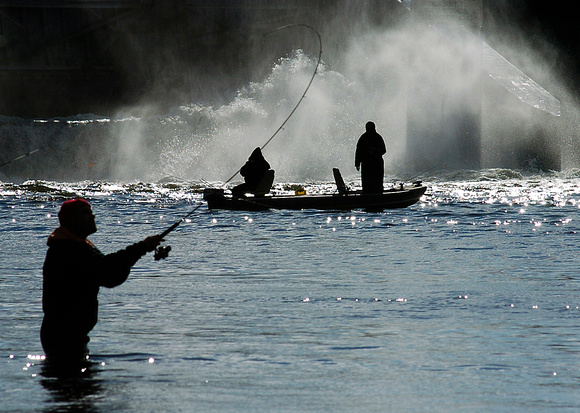 Don Campbell / H-P staff
Anglers work the waters of the St. Joseph River for steelhead Friday, November 23, 2007, near the Berrien Springs Dam in Berrien Springs, Mich.