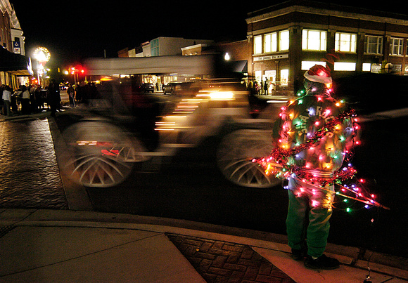Don Campbell / H-P staff
Glenny Lents, from Berrien Springs, drapes himself in Christmas lights as he watches a horse and carriage pass Thursday, November 29, 2007, in front of Wolf's Prairie Watering